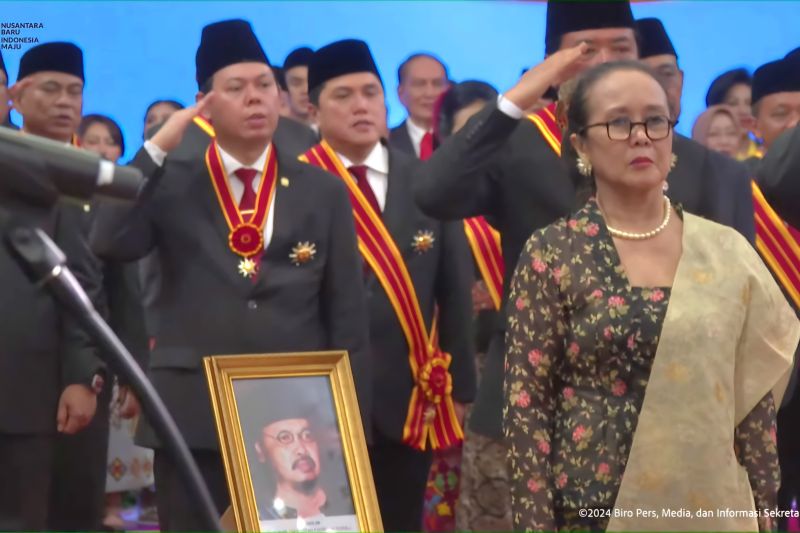 KH Ali Manshur Shiddiq dan Harry Roesli terima Tanda Kehormatan KH Ali Manshur Shiddiq dan Harry Roesli terima Tanda Kehormatan