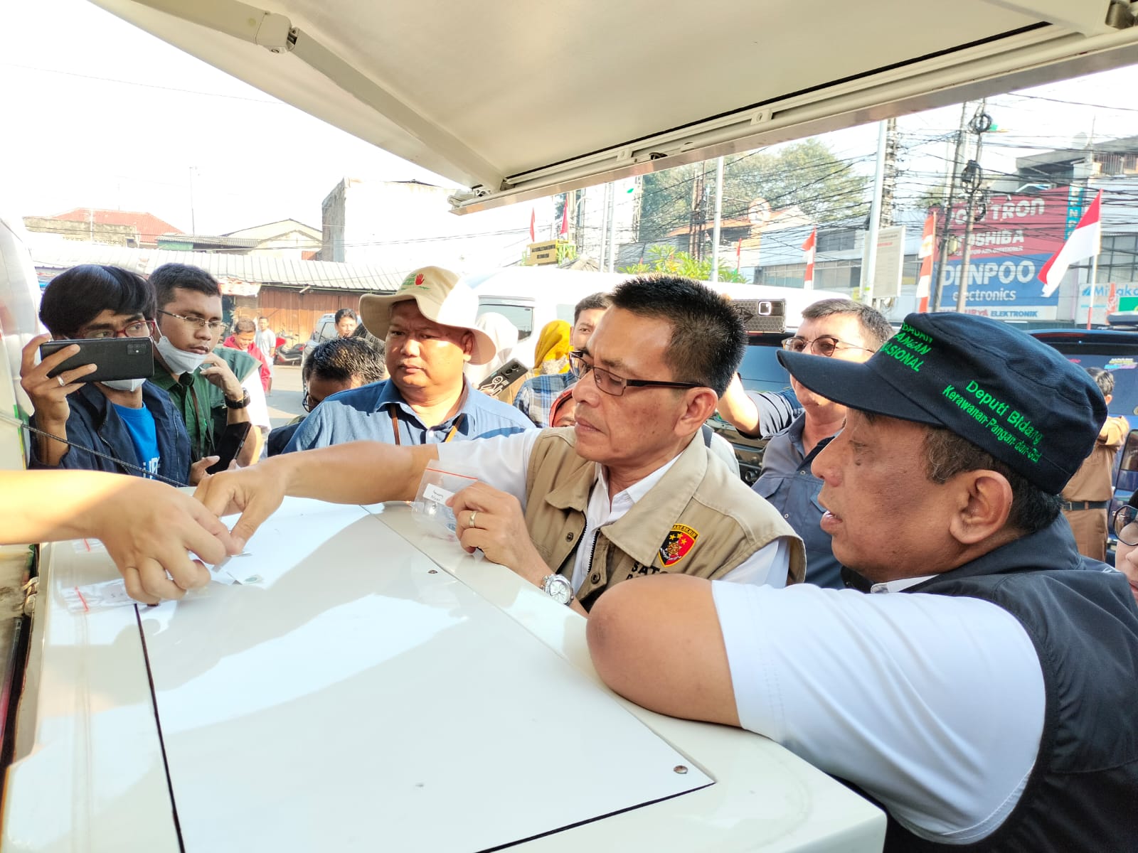 Satgas Pangan Polri sebut harga cabai turun di Pasar Tambun, Bekasi Satgas Pangan Polri sebut harga cabai turun di Pasar Tambun, Bekasi