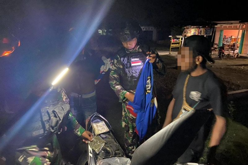 Satgas Pamtas RI-PNG gagalkan penyelundupan 200 gram ganja Satgas Pamtas RI-PNG gagalkan penyelundupan 200 gram ganja