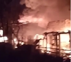 Petugas dan warga jibaku padamkan api saat kebakaran di Manggarai Petugas dan warga jibaku padamkan api saat kebakaran di Manggarai