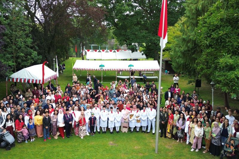 Dua ribu orang padati perayaan HUT RI ke-79 di KJRI Hamburg Dua ribu orang padati perayaan HUT RI ke-79 di KJRI Hamburg