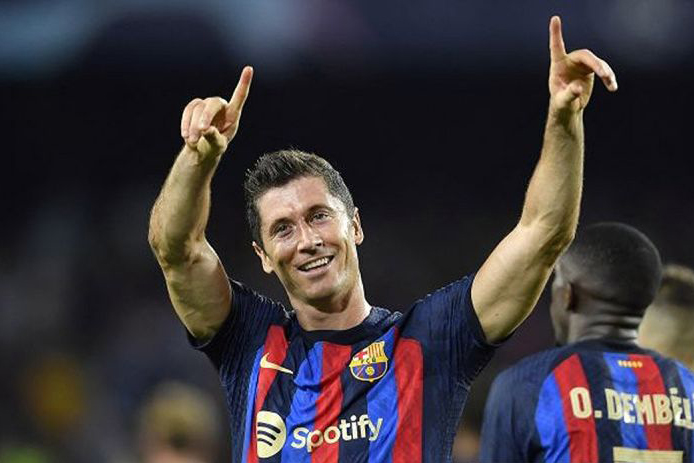 Sepasang gol Lewandowski bawa Barcelona menang 2-1 atas Valencia Sepasang gol Lewandowski bawa Barcelona menang 2-1 atas Valencia