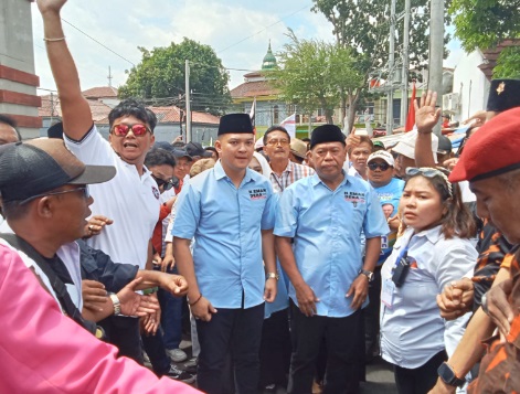 Diarak ribuan pendukung, pasangan Eman - Dena daftar ke KPU Majalengka Diarak ribuan pendukung, pasangan Eman - Dena daftar ke KPU Majalengka