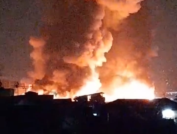 Kobaran api saat lalap kawasan Manggarai, Jakarta Selatan Kobaran api saat lalap kawasan Manggarai, Jakarta Selatan