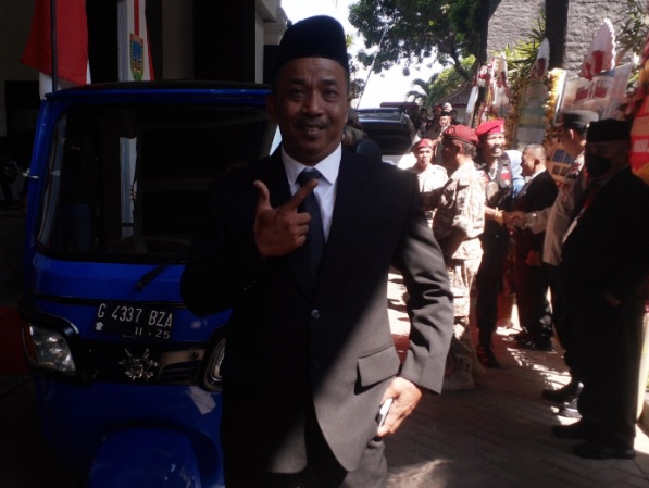 Hadiri pelantikan, anggota DPRD Kudus dikawal pasukan ojek Muria dan naik bajaj Hadiri pelantikan, anggota DPRD Kudus dikawal pasukan ojek Muria dan naik bajaj