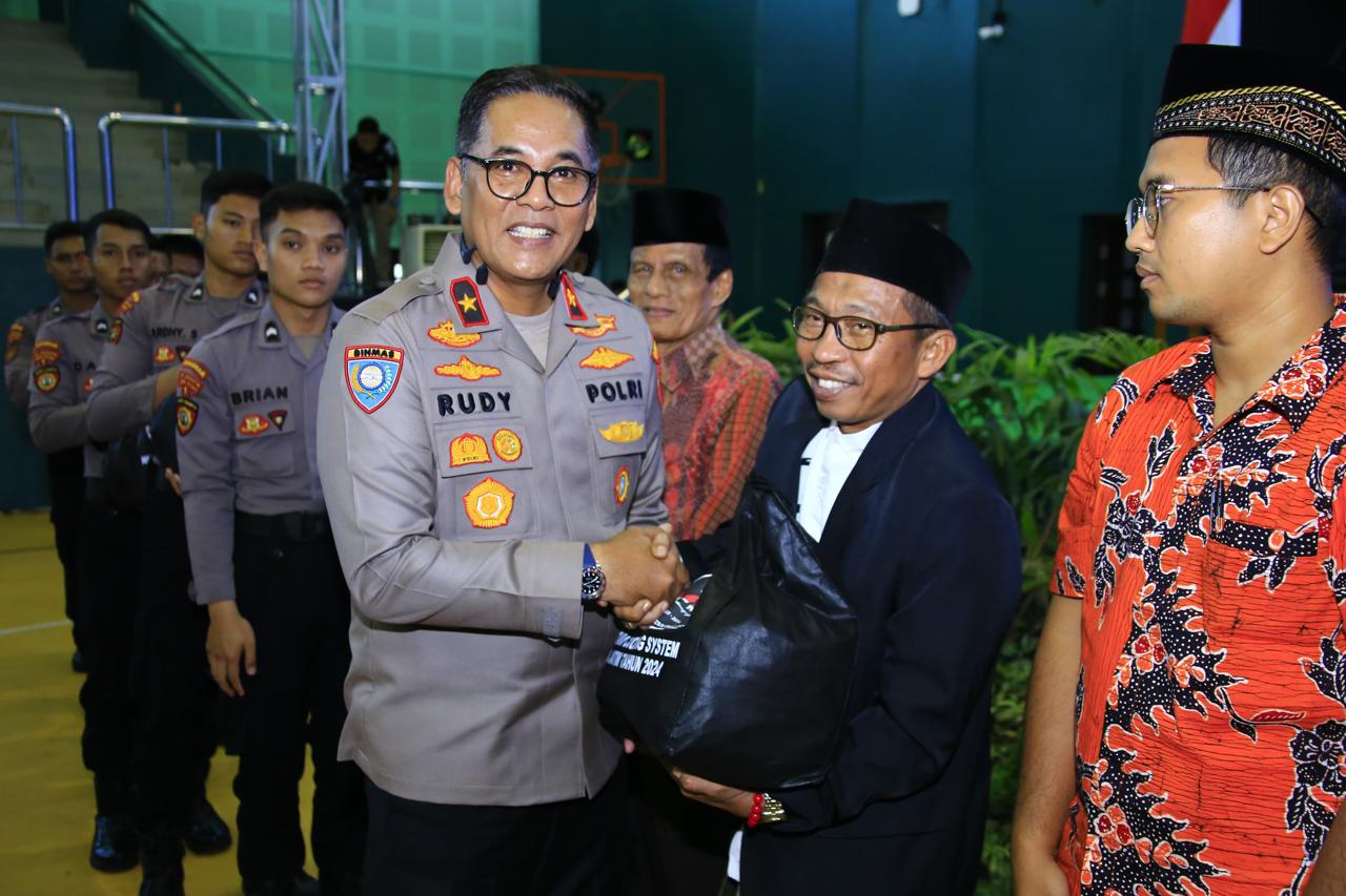 Bawa pesan Pilkada Jatim damai, Ops NCS Polri bagikan ribuan paket sembako