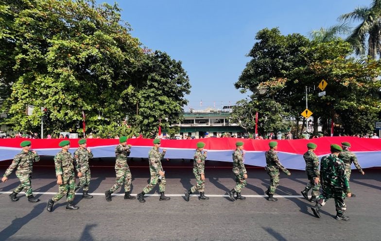 Kota Bogor lakukan kirab bendera merah putih 200 meter Kota Bogor lakukan kirab bendera merah putih 200 meter