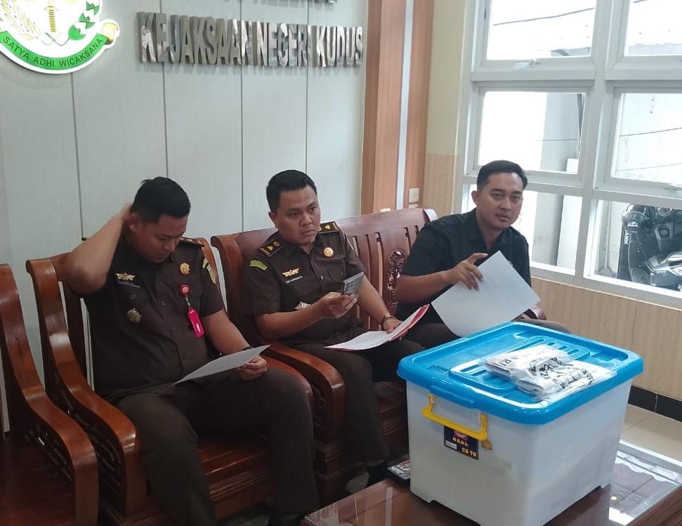 Tim penyidik Kejari Kudus geledah Kantor Disnakerperinkop UKM Kudus Tim penyidik Kejari Kudus geledah Kantor Disnakerperinkop UKM Kudus