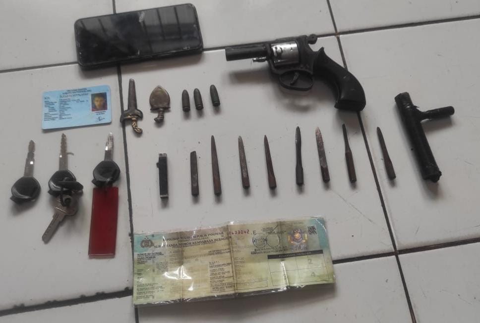 Todongkan senjata api, satu dari dua pelaku curanmor tewas didor polisi Todongkan senjata api, satu dari dua pelaku curanmor tewas didor polisi