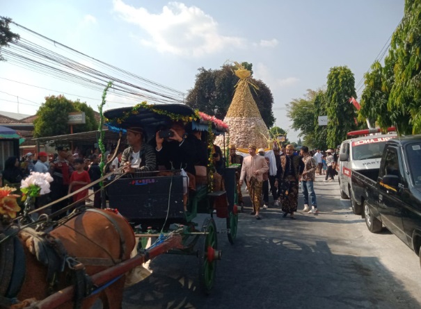 40 ribu apem disebar pada tradisi Saparan di Pengging 40 ribu apem disebar pada tradisi Saparan di Pengging