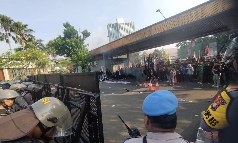 Polisi pasang barikade usai gerbang belakang DPR roboh oleh massa aksi
