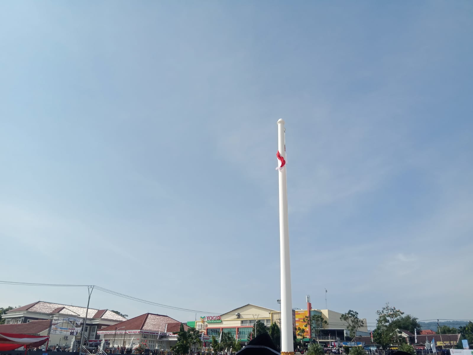 Dihantam angin, pengibaran bendera merah putih di Majalengka tidak sampai puncak tiang Dihantam angin, pengibaran bendera merah putih di Majalengka tidak sampai puncak tiang