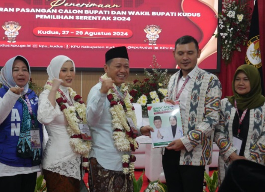 Pasangan Bacabup-cawabup Kudus Samani-Bellinda resmi daftar ke KPU Pasangan Bacabup-cawabup Kudus Samani-Bellinda resmi daftar ke KPU