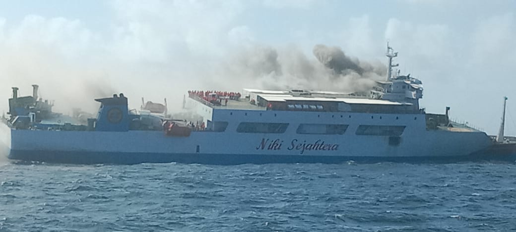 Bakamla RI evakuasi KM Niki Sejahtera yang terbakar di Perairan Banjarmasin Bakamla RI evakuasi KM Niki Sejahtera yang terbakar di Perairan Banjarmasin