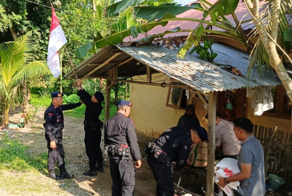 Jelang HUT ke-79 RI Brimob Aceh dan PT. IBAS pasang bendera merah putih di rumah warga Jelang HUT ke-79 RI Brimob Aceh dan PT. IBAS pasang bendera merah putih di rumah warga