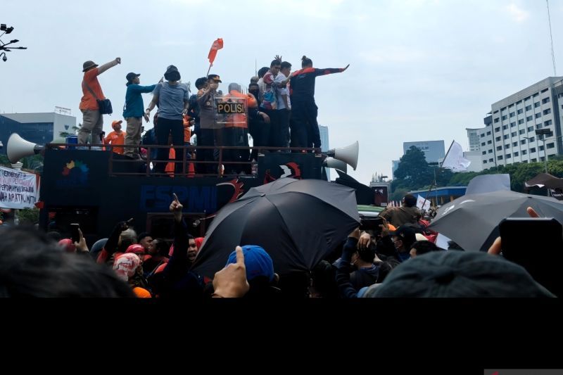 Massa lempari anggota DPR saat aksi di depan gedung wakil rakyat Massa lempari anggota DPR saat aksi di depan gedung wakil rakyat