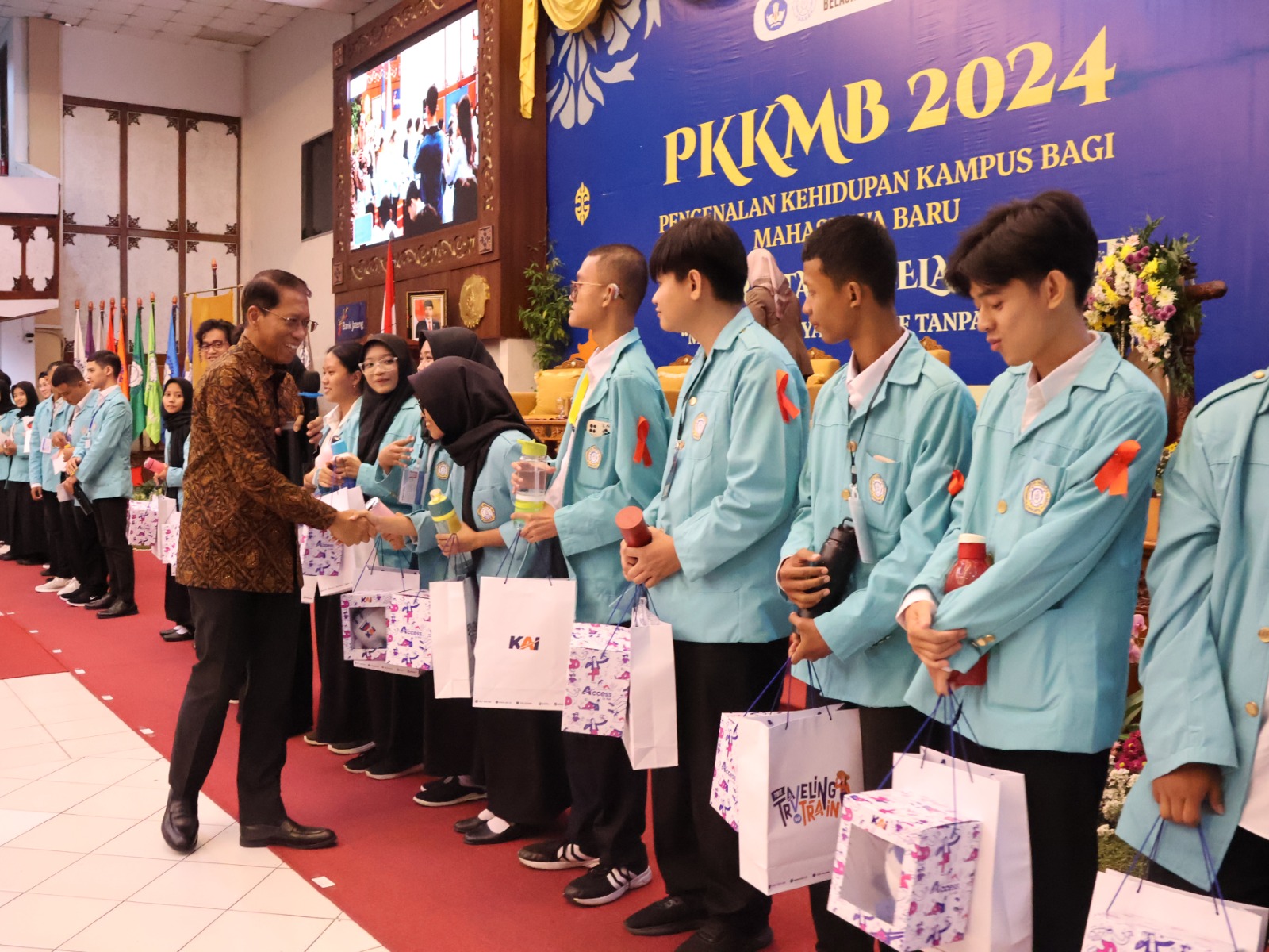 Dirut KAI ajak mahasiswa kurangi menyampah