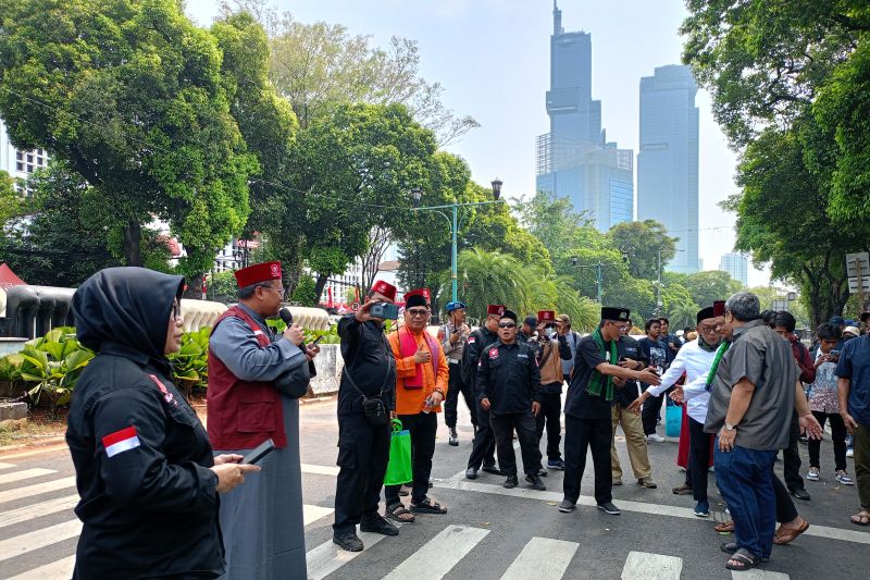 Massa mulai berdatangan di depan Gedung KPU RI Massa mulai berdatangan di depan Gedung KPU RI
