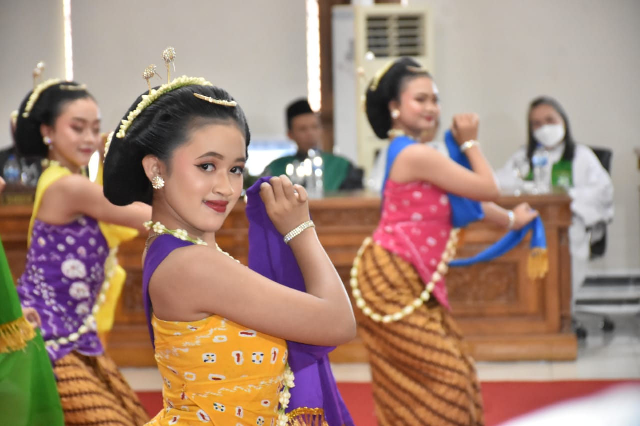 Pelantikan anggota DPRD Kota Salatiga diawali prosesi Tari Gamyong Pelantikan anggota DPRD Kota Salatiga diawali prosesi Tari Gamyong