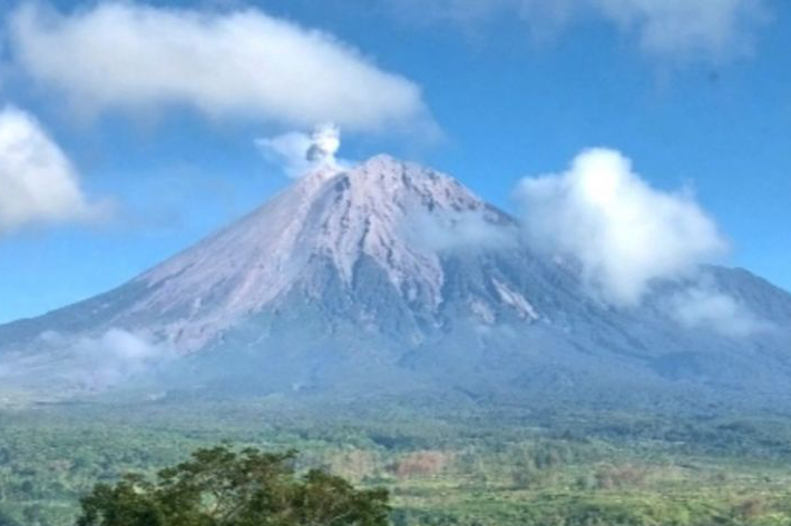 Gunung Semeru kembali erupsi beramplitudo 22 mm hingga Rabu dini hari Gunung Semeru kembali erupsi beramplitudo 22 mm hingga Rabu dini hari