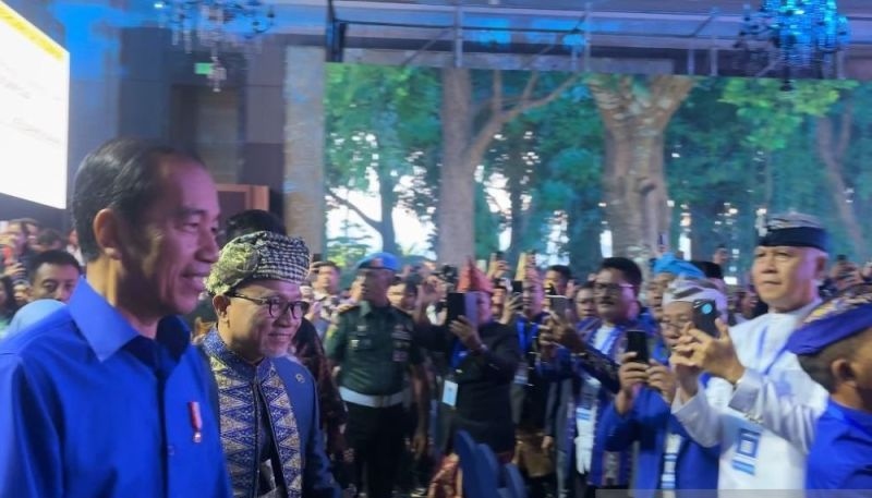 Presiden hadiri Kongres PAN kenakan kemeja biru