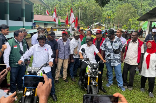 Alpius Toam-Giri Wijayantoro pasangan cabup Jayapura pertama daftar ke KPU Alpius Toam-Giri Wijayantoro pasangan cabup Jayapura pertama daftar ke KPU