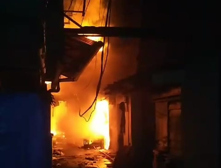 Saat api lalap ratusan rumah warga di tiga RW di Kelurahan Manggarai Saat api lalap ratusan rumah warga di tiga RW di Kelurahan Manggarai