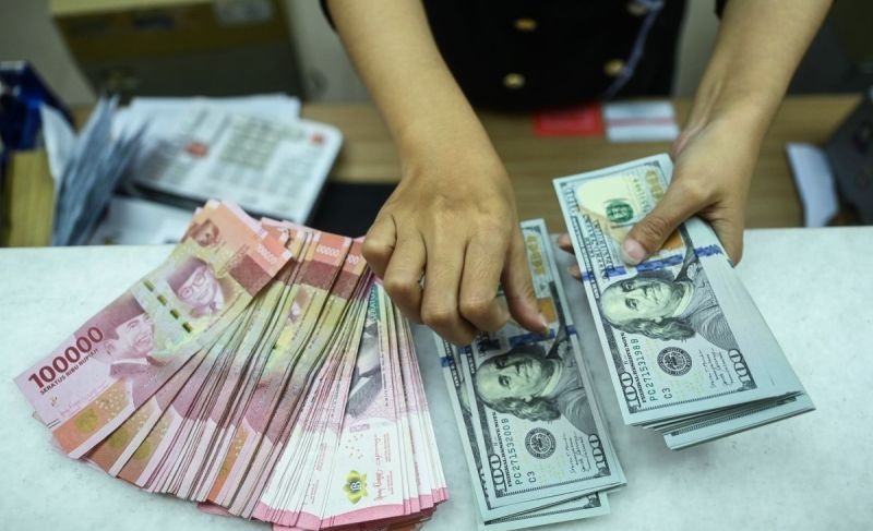 Rupiah merosot di tengah ekspektasi terhadap pemangkasan suku bunga AS