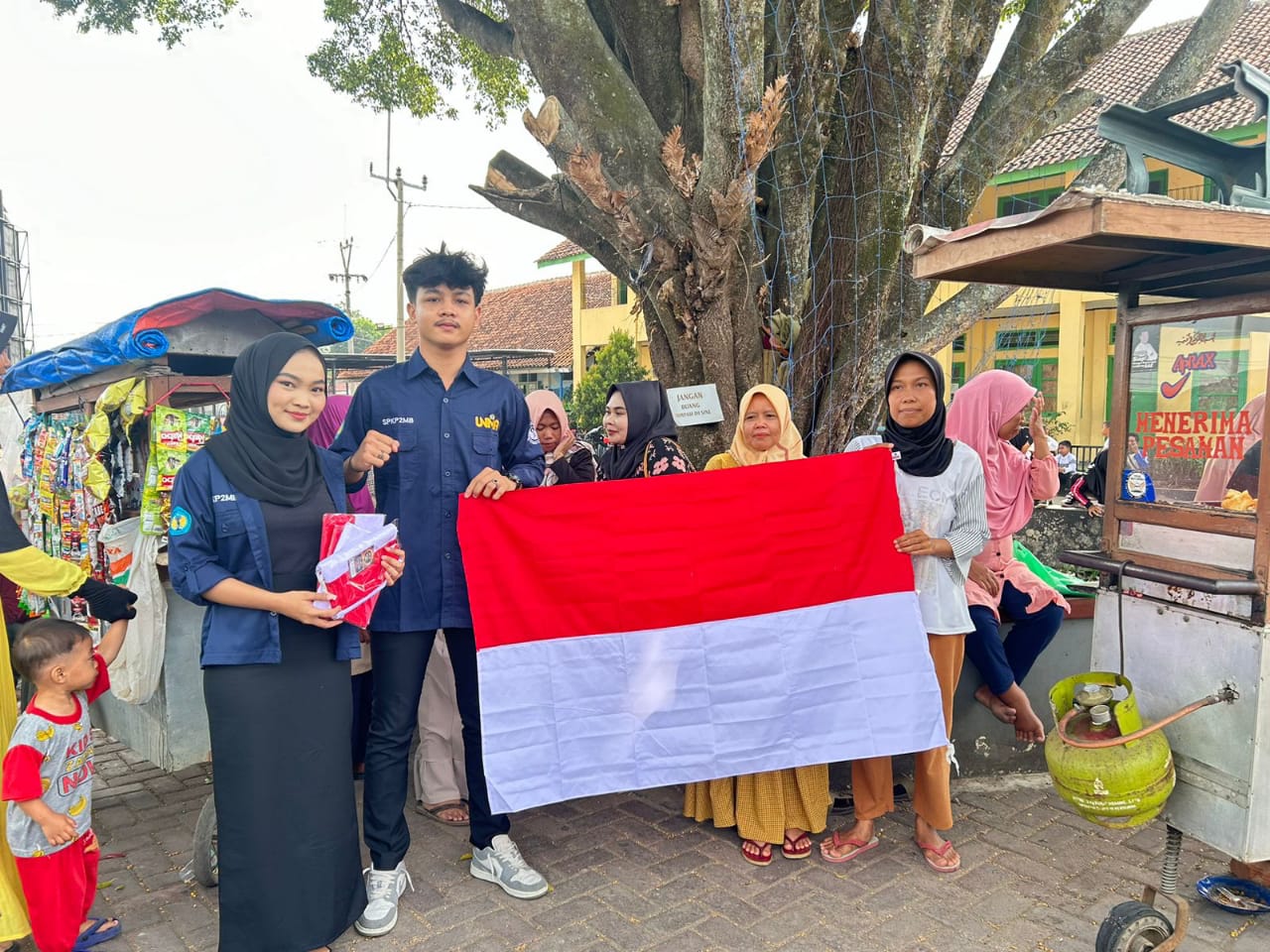 Universitas Majalengka bagikan ratusan bendera merah putih di sembilan lokasi Universitas Majalengka bagikan ratusan bendera merah putih di sembilan lokasi