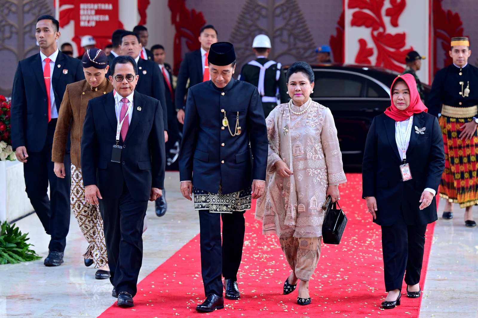 Berbusana Demang dan Kain Ujung Serong Khas Betawi, Presiden Jokowi Berpidato di Gedung Nusantara