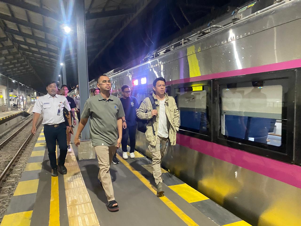 Raffi Ahmad dkk jajal rute Solo - Jakarta naik kereta dari Stasiun Solo Balapan Raffi Ahmad dkk jajal rute Solo - Jakarta naik kereta dari Stasiun Solo Balapan