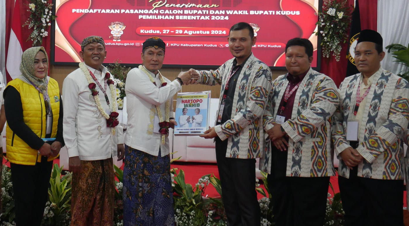 Pasangan cabup-cawabup Kudus Hartopo-Mawahib daftar ke KPU Kabupaten Kudus Pasangan cabup-cawabup Kudus Hartopo-Mawahib daftar ke KPU Kabupaten Kudus
