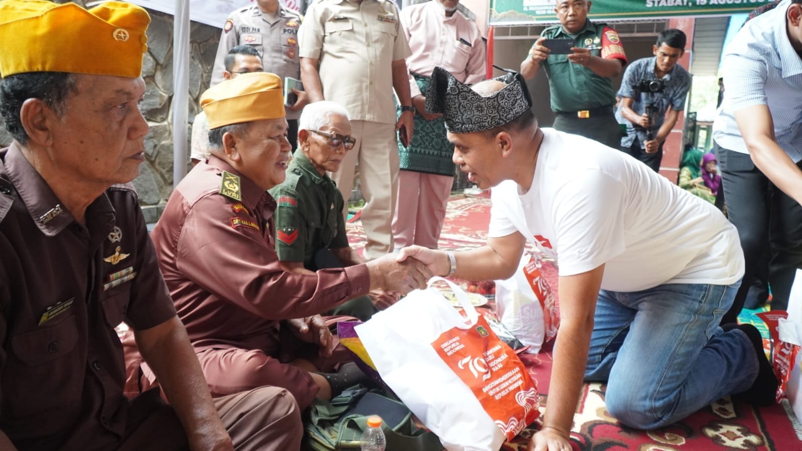 Pj Bupati Langkat beri bingkisan dan doa untuk veteran Pj Bupati Langkat beri bingkisan dan doa untuk veteran