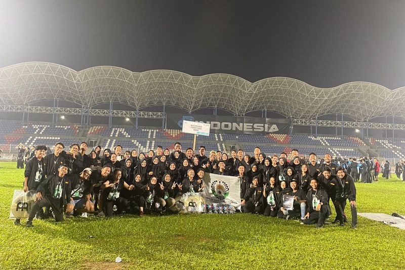 Marching band Unej borong trophy di Indonesia Drum Corps International Marching band Unej borong trophy di Indonesia Drum Corps International