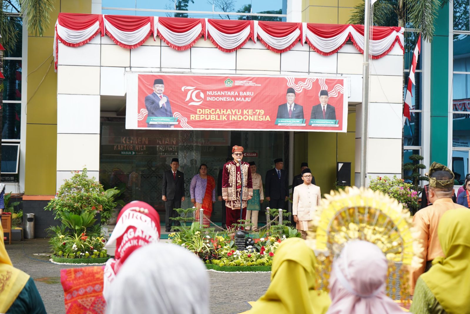 Pakaian adat daerah warnai upacara HUT ke-79 RI di Kanwil Kemenag Sumut Pakaian adat daerah warnai upacara HUT ke-79 RI di Kanwil Kemenag Sumut