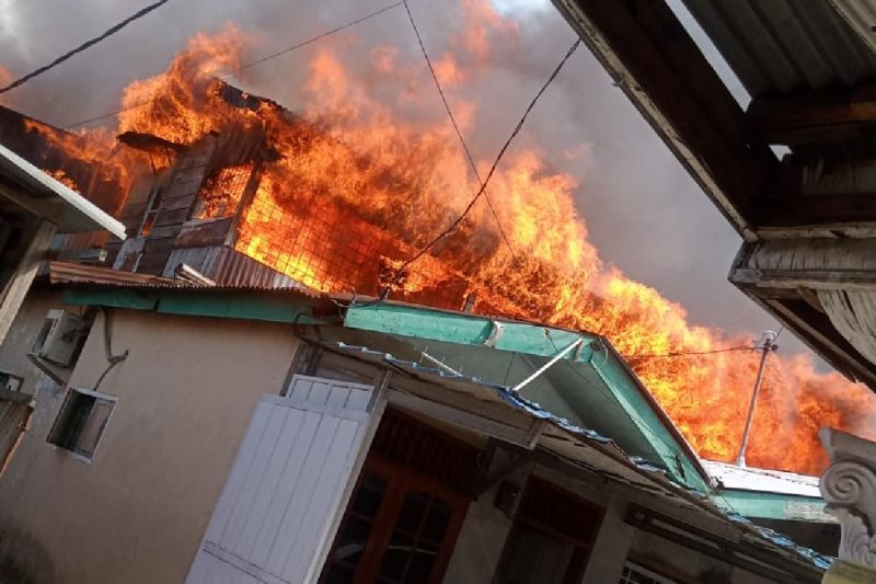 Damkarmat kerahkan sebelas armada padamkan 21 rumah di Kota Medan Damkarmat kerahkan sebelas armada padamkan 21 rumah di Kota Medan
