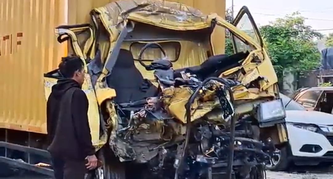 Tabrakan dua kendaraan di Tol Cipularang, sopir truk tewas di lokasi Tabrakan dua kendaraan di Tol Cipularang, sopir truk tewas di lokasi