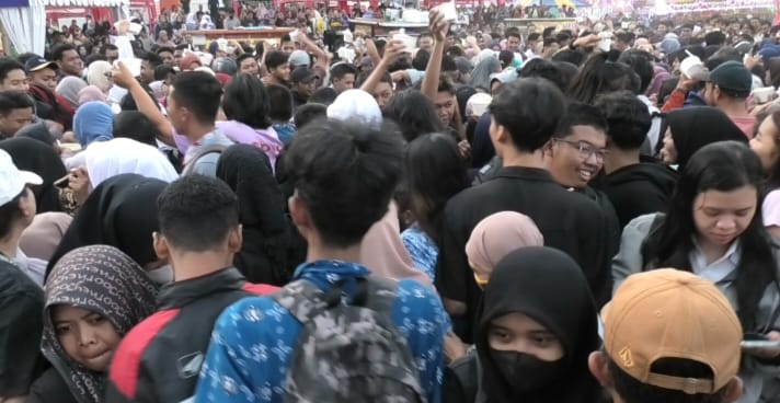 Bagi-bagi Nasi Goreng Magelangan gratis di Pasar Raya Magelang diwarnai kericuhan Bagi-bagi Nasi Goreng Magelangan gratis di Pasar Raya Magelang diwarnai kericuhan