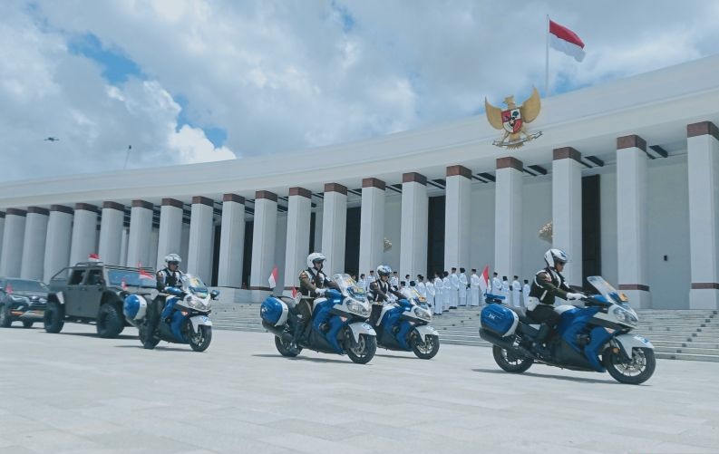 Bendera pusaka dibawa dari IKN ke Bandara SAMS melalui jalur darat