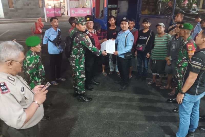 Polisi serahkan 11 preman ke Suku Dinas Sosial Jakarta Utara Polisi serahkan 11 preman ke Suku Dinas Sosial Jakarta Utara