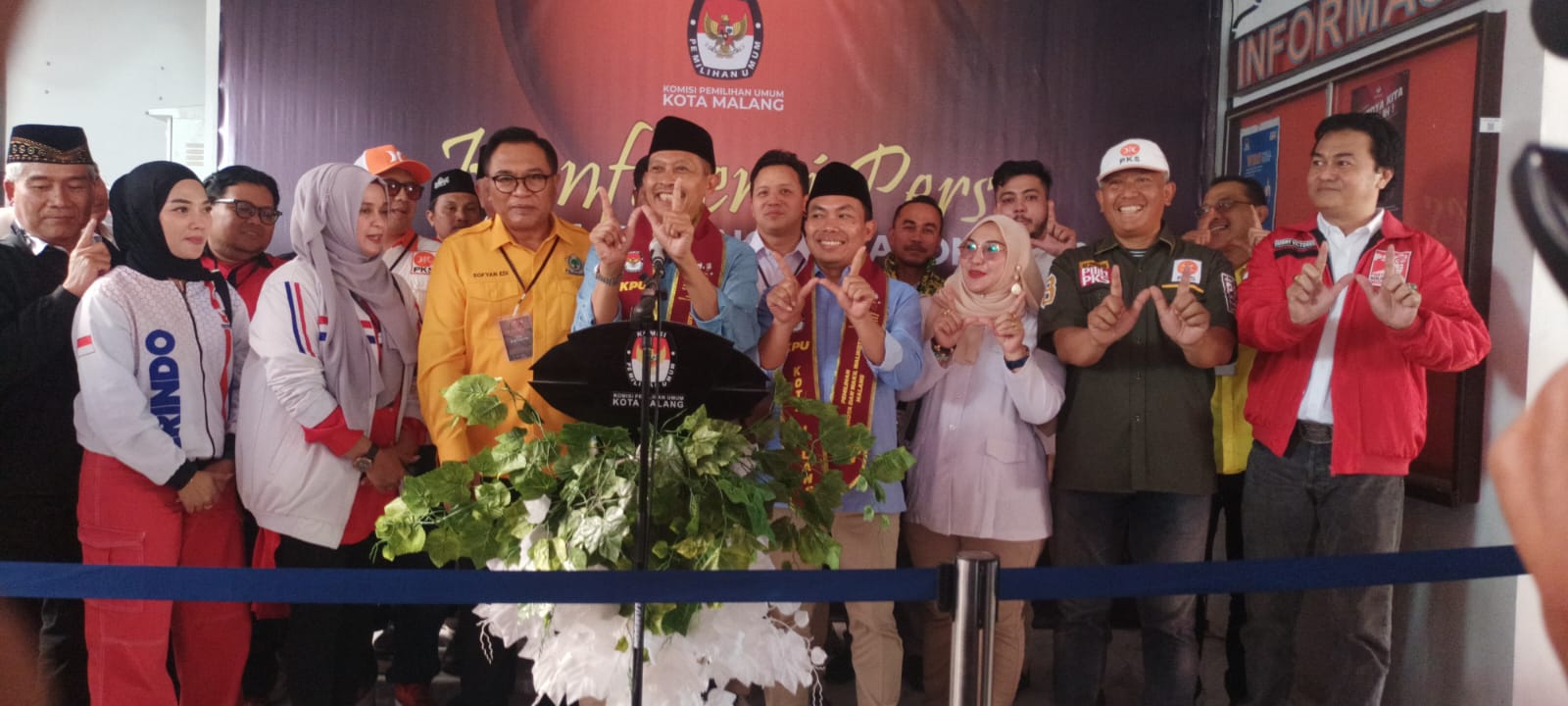 Pasangan WALI datang naik motor ke KPU Kota Malang Pasangan WALI datang naik motor ke KPU Kota Malang
