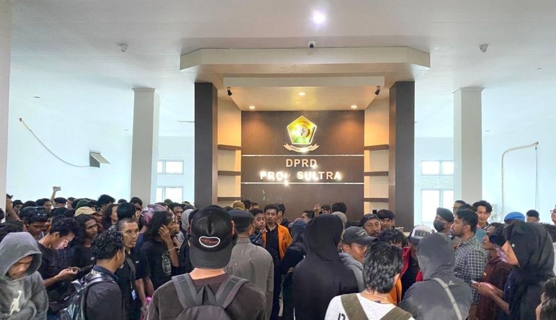 Mahasiswa geledah Kantor DPRD Sultra saat demo kawal putusan MK