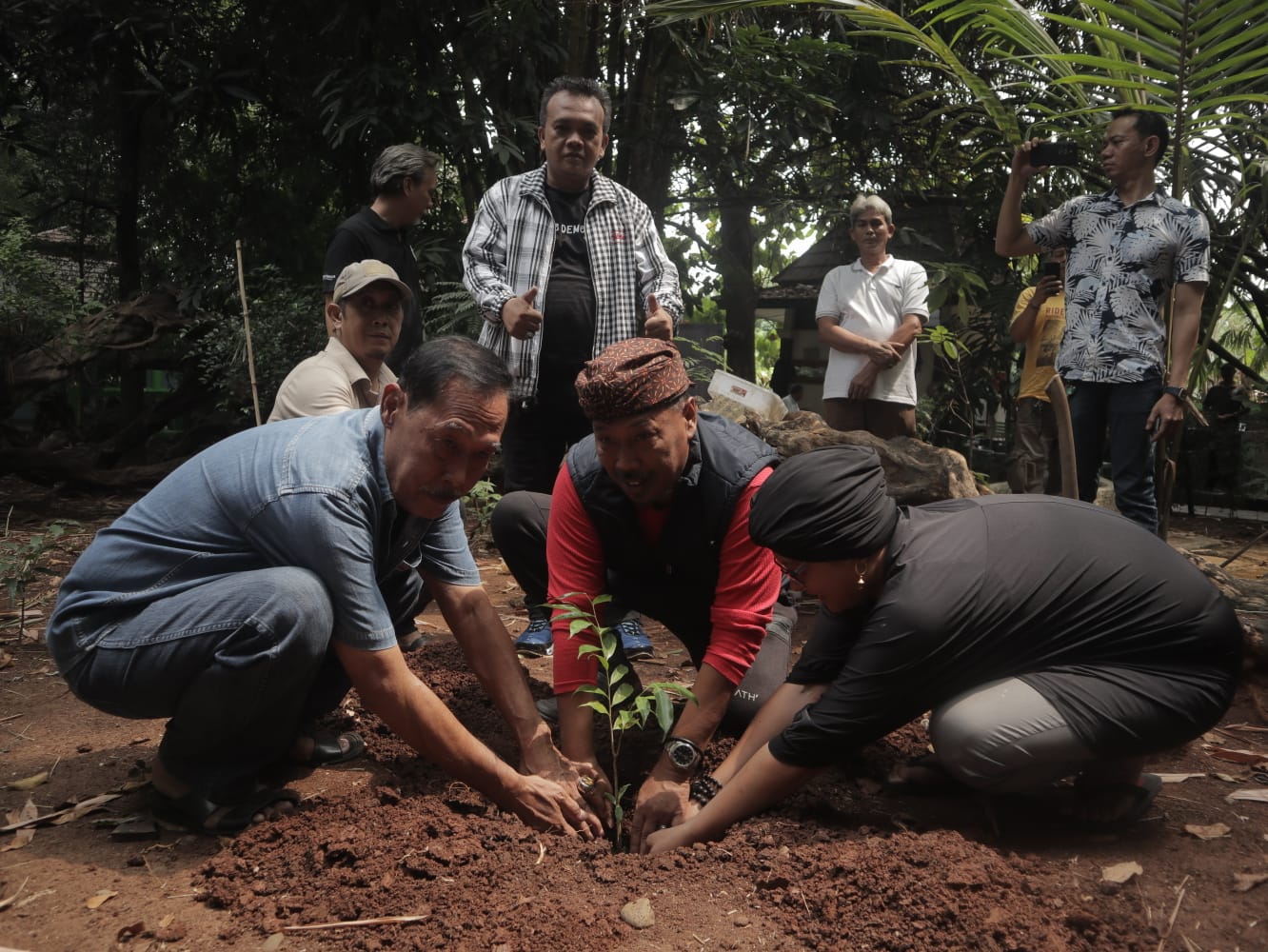 Pegiat lingkungan hidup tanam gaharu di Makam Jayakarta dan Pangeran Shangyang Pegiat lingkungan hidup tanam gaharu di Makam Jayakarta dan Pangeran Shangyang
