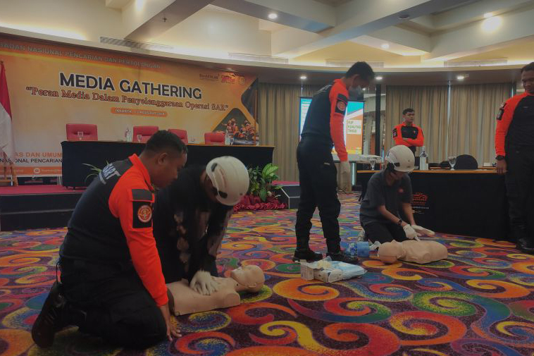 Basarnas latih jurnalis kemampuan water rescue siap hadapi bencana Basarnas latih jurnalis kemampuan water rescue siap hadapi bencana