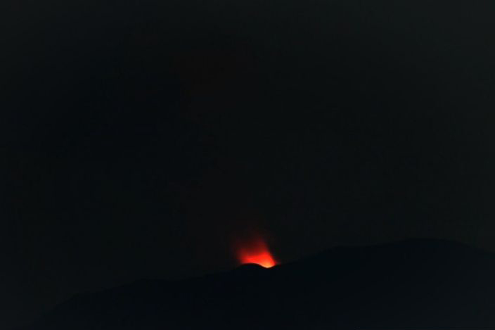Erupsi Gunung Ibu di Halmahera keluarkan pijar api dari kawah Erupsi Gunung Ibu di Halmahera keluarkan pijar api dari kawah