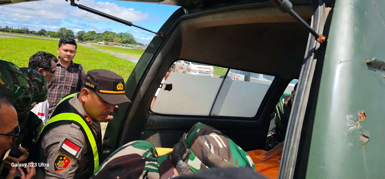Satgas operasi damai Cartenz 2024 evakuasi jenazah pilot asal Selandia Baru yang dibunuh KKB di Distrik Alama Satgas operasi damai Cartenz 2024 evakuasi jenazah pilot asal Selandia Baru yang dibunuh KKB di Distrik Alama