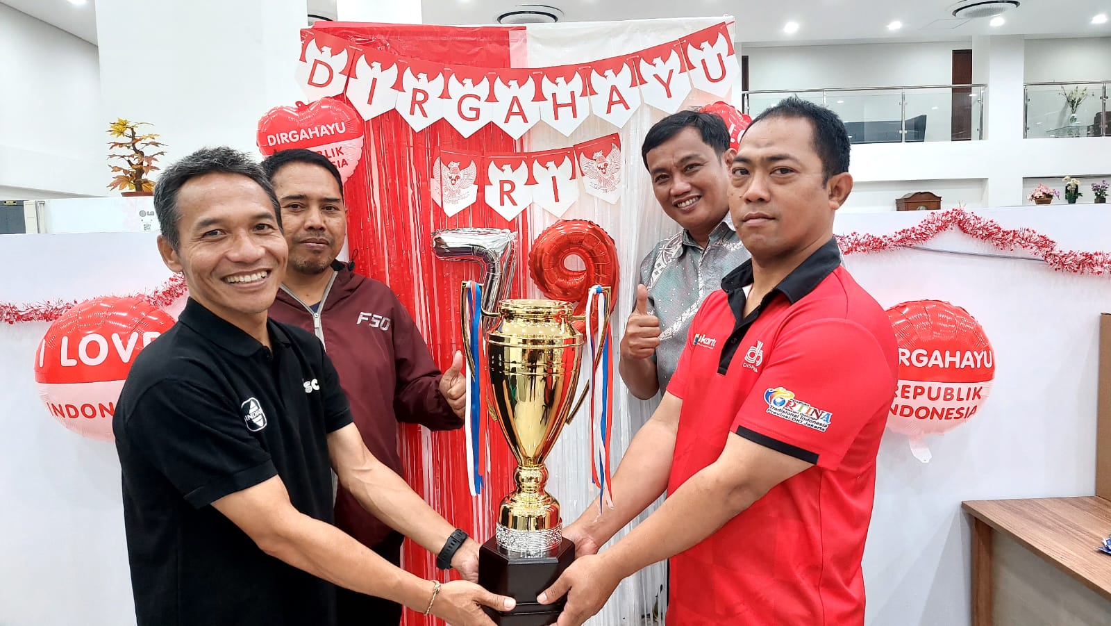 Dispora DKI Jakarta beri piala untuk lomba rayakan HUT ke-79 RI PTM Akrab Dispora DKI Jakarta beri piala untuk lomba rayakan HUT ke-79 RI PTM Akrab