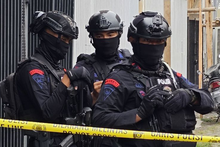 Densus 88 geledah rumah terduga teroris di Kota Batu Densus 88 geledah rumah terduga teroris di Kota Batu