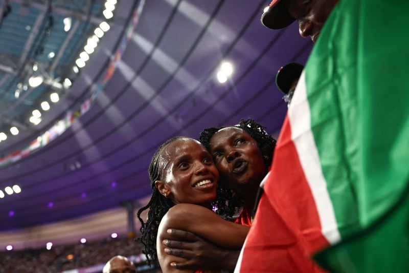 Beatrice Smiling Assasin Chebet dikalungi emas lari 5.000m putri Beatrice Smiling Assasin Chebet dikalungi emas lari 5.000m putri