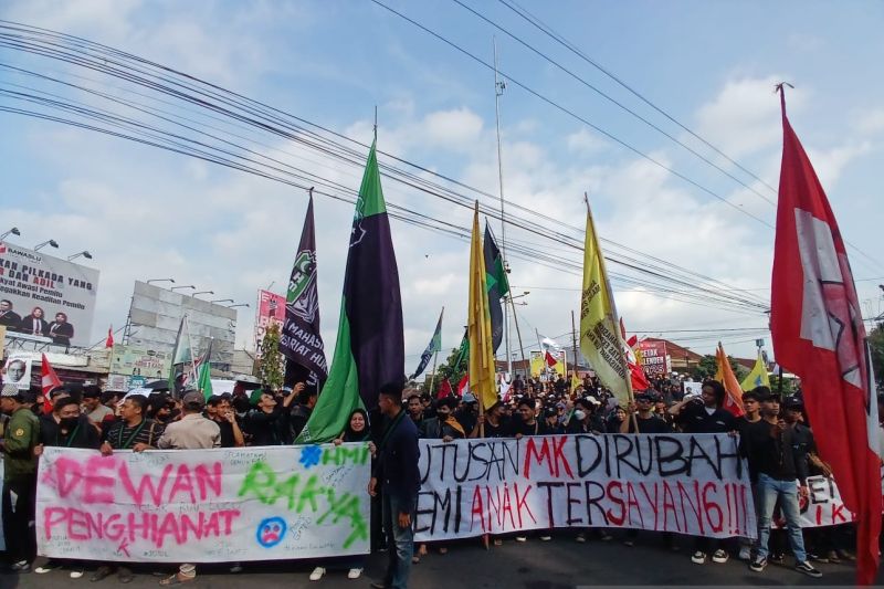 Ribuan aktivis di Jember unjuk rasa lanjutan kawal putusan MK Ribuan aktivis di Jember unjuk rasa lanjutan kawal putusan MK